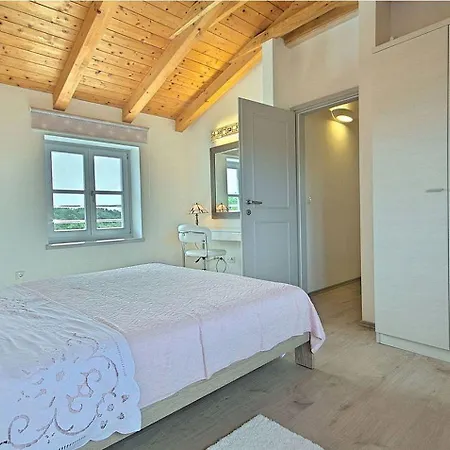 Traumhafte Istrische Steinvilla Mit Privatpool, Hydromassageecke, Aussendusche, Bbq Holiday home Sveti Lovrec Pazenaticki